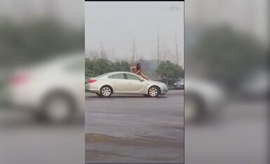 小姑娘被前男友甩了 受了刺激 在男友结婚这天 裸体拦车向众人诉苦讨公道