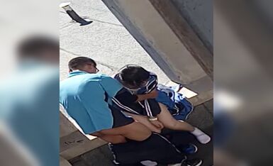 大连高中校园惊现火爆一幕 小情侣大白天的在走廊就开干